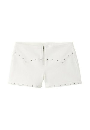 Shorts en denim blanc avec des clous argentés le long des poches, une fermeture éclair avant, et un ourlet sur un fond blanc uni.