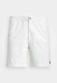 Bílé šortky s elastickým pasem, zapínáním na knoflík a bočními kapsami, vyšitým tmavým logem blízko dolního lemu na pravé noze.