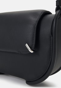 Borsa a tracolla in pelle nera con una textura liscia, con patta superiore piegata e un accento argento. Presenta bordi arrotondati e dettagli di cucitura visibili.