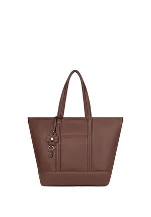 Borsa tote in pelle marrone con doppi manici e un ciondolo a forma di fiore appeso a un manico.