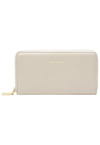 Beige Leder Geldbörse mit strukturierter Oberfläche, ausgestattet mit einem goldenen Logo und einem Reißverschluss. Includes a goldene Hardware-Akzent am Reißverschluss.