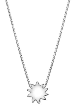 Sølvkæde med vedhæng i solstråleformat med takkede kanter, glat overflade og en reflekterende finish. Kædens led er firkantede.