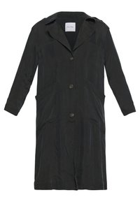Svart lång kappa, tillverkad av ett slätt tyg med krage, knapprad framtill och två framfickor. Har en lätt texturerad design.