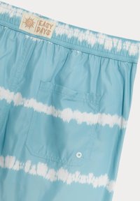 Světlomodré plavky s bílým tie-dye vzorem, elastickým pasem a jednou zadní kapsou. Štítek "EASY DAYS" na pasu.