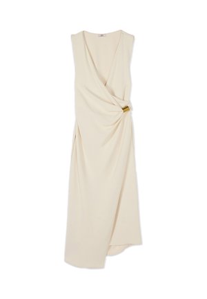 Abito midi crema senza maniche con scollo a V, modello incrociato e dettaglio con fibbia dorata in vita.