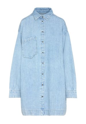 Hellblaues Denim-Shirtkleid mit Kragen, langen Ärmeln, Brusttasche und vorderer Knopfleiste. Es hat eine lockere Passform und einen abgerundeten Saum.