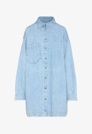 Abito camicia in denim azzurro chiaro con collare, maniche lunghe, taschino sul petto e chiusura frontale con bottoni. Ha una vestibilità rilassata e un orlo curvo.