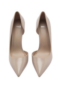 Pantofi cu toc înalt din piele patent bej, cu vârf ascuțit și un design cu decupaj. Au o textură netedă și branding minim.