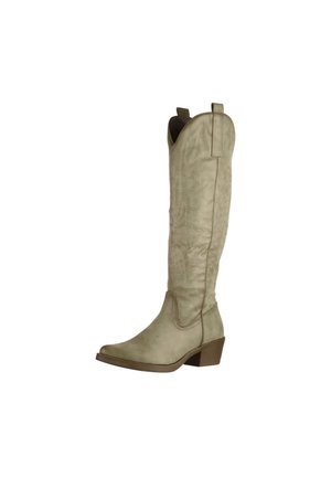 Hoge beige leren cowboylaars met decoratieve stiksels en een lage gestapelde hak, gezien vanaf de zijkant op een witte achtergrond.