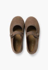 Zapatos Mary Jane de ante marrón con punta redonda y cierre de botón. Textura suave y forro interior en tono marrón claro; sin patrones ni adornos visibles.