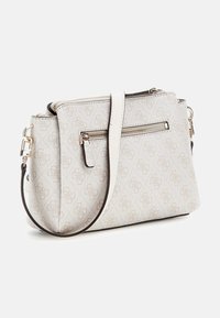 Hellfarbene Handtasche mit strukturierter Oberfläche, die ein auffälliges Muster, ein Reißverschlussfach und einen verstellbaren Schulterriemen aufweist.