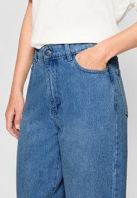 Seasalt Cornwall Vaqueros mom - mid wash tide