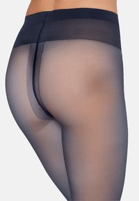 Durchscheinende schwarze Strumpfhosen mit glatter Textur, hohem Bund und nahtlosem Design hinten für eine elegante Passform.