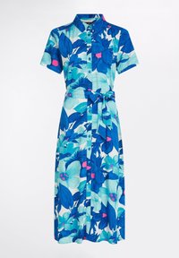 Kortärmad, blå blommig klänning med knapplist fram, bälte i midjan och livfulla blad- och blommönster på en ljus bakgrund.