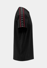 Camiseta de algodón negra con cuello redondo, mangas cortas, franja lateral roja y logo de Kappa en gris a lo largo del hombro.