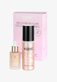 Due prodotti per la cura della pelle di ICONIC London: una bottiglia di vetro frostato con un contagocce etichettata "Under Glow" e un contenitore spray metallico etichettato "Prep Set Glow", entrambi su una scatola rosa.