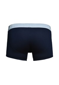 Boxer briefs blu navy con un elastico azzurro chiaro con testo in rilievo. Texture liscia e design aderente.