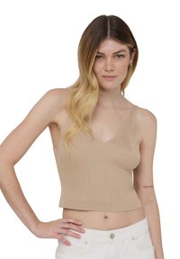 Top corto a coste beige con scollo a V, dotato di spalline sottili e design aderente. Il tessuto testurizzato esalta una vestibilità attillata.