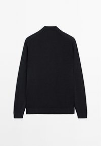 Černý svetr s dlouhým rukávem a límečkem. Vyroben z měkké tkaniny, má žebrované manžety a lem, a hladkou texturu. Žádné vzory ani ozdoby.