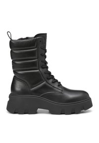 Schwarze Kampfstiefel mit einer strukturierten Oberfläche, ausgestattet mit einer Schnürung, gepolstertem Schaft und dicker, robuster Sohle für zusätzlichen Halt und Höhe.