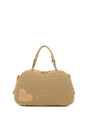 Beige geweven handtas met gebogen vorm, twee korte handvatten met gouden beslag en een hartvormige patch met reliëf merknaam.