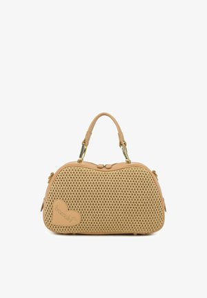 Borsa beige intrecciata con forma curva, due manici corti con accessori dorati e toppe a forma di cuore con nome del marchio in rilievo.