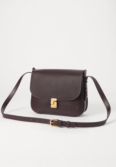 Borsa a tracolla in pelle marrone con chiusura a patta, hardware dorato e tracolla regolabile. Texture liscia con dettagli di design minimalisti.