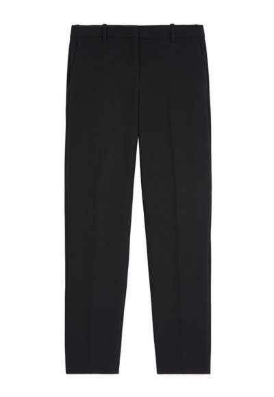 Zwarte broek van gladde stof, met een recht gesneden ontwerp, platte voorkant, riemlussen en zijzakken. Geen zichtbare patronen of accenten.