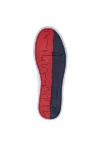 Suela de zapato con un diseño bicolor: una combinación de colores rojo y negro con un relieve que presenta el horizonte y detalles de la Estatua de la Libertad. Bordes blancos.