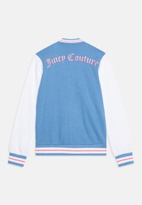 Modro-bílá univerzitní bunda s dlouhými rukávy, žebrovanými manžetami a spodním lemem. Na zadní straně vyniká růžový nápis "Juicy Couture" a pruhované detaily.
