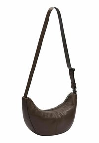 Brązowa skórzana torba na ramię o zaokrąglonym, fasonie hobo. Wyposażona w zamek błyskawiczny i regulowany pasek. Gładka faktura z subtelnym przeszyciem.