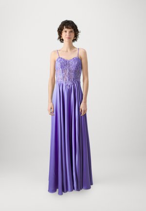 Lavanda obleka s prosojnim, vezenim topom in tankimi naramnicami, ki vključuje tekoči satenski krilo, ki se eleganten spušča do tal.