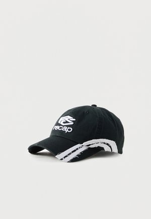 Gorra de béisbol negra con el logo "recap" bordado en blanco y dos franjas blancas desgastadas en la visera y el lateral, sobre un fondo liso.