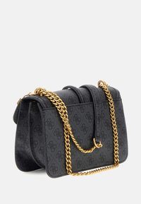 Mustikka teksturoidusta nahasta valmistettu käsilaukku, jossa on kultaketjuolkapanta, kattopaneeli ja kohokuvioitu pinta. Tiivis suorakaiteen muotoinen muotoilu.