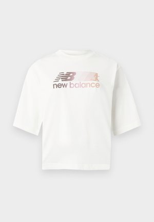 Tricou alb cu mânecă scurtă din bumbac, cu un logo în degrade roz și gri, având textul "new balance" sub logo.