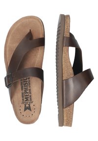 Sandales en cuir marron avec design à brides croisées, semelle intérieure en cuir suédé, semelle intermédiaire en liège et semelle extérieure en caoutchouc texturé. Détail de boucle en métal ajustable.