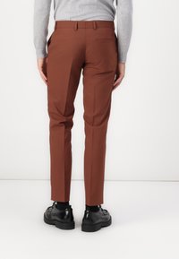 Isaac Dewhirst THE FASHION PEAK SLIM SUIT - Κοστούμι - chestnut