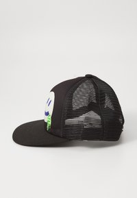 Svart caps med mesh bak, med et smilende ansikt design og detalj av grønn is på visiret. Laget av stoff med flat skygge.