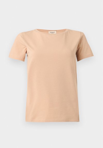 T-shirt beige manches courtes avec col rond et ourlet droit sur un fond uni gris clair.