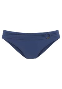 Bas de bikini bleu foncé ajustable avec des détails froncés sur les côtés et un accent doré circulaire à la taille. Texture de tissu lisse.