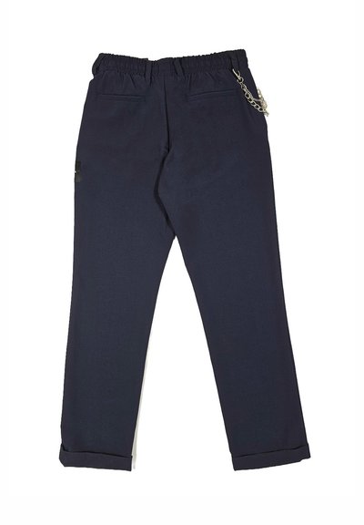 Pantaloni blu navy con vita elasticizzata, due tasche laterali e una catena decorativa sul lato. Presentano un design a gamba dritta e polsini.