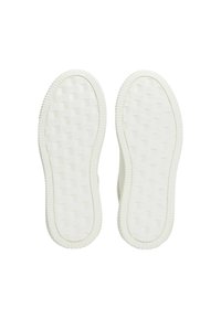 Sneaker bianchi con suole in gomma piatta caratterizzate da un motivo a griglia testurizzata, bordi arrotondati e una finitura liscia e pulita.