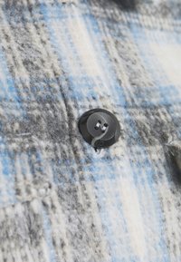 ONLY Tall ONLLOU SHORT CHECK JACKET - Casaco de verão - pumice stone/allure