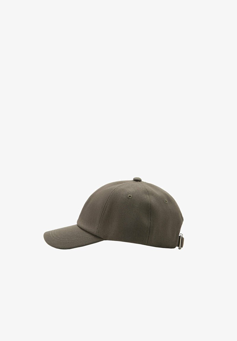 Casquette de baseball vert foncé avec visière incurvée et bande ajustable à l'arrière, vue de côté sur fond blanc.