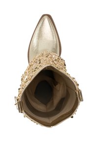 Botín dorado con tacón de aguja y puntera puntiaguda, adornado con una sección de tobillo con lentejuelas y un acabado metálico suave. Interior forrado con tela.