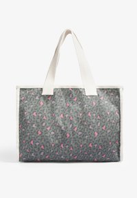 Bolso tote rectangular con asas blancas, tejido gris adornado con pequeños puntos de leopardo en rosa y púrpura, y ribete blanco.