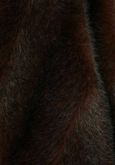 Tessuto in pelliccia sintetica morbida e marrone scuro con una trama morbidissima, caratterizzato da fili fini e setosi e da sottili variazioni di tonalità.