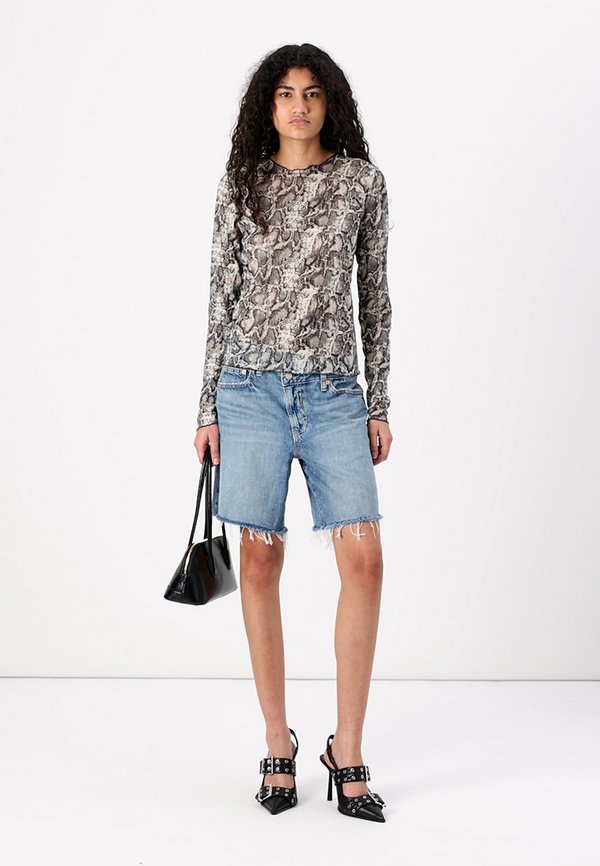LOOSE BERMUDA CROSSOVER - Denim shorts - light indigo3