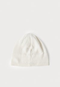 Berretto lavorato a maglia in off-white, con una parte superiore arrotondata e una texture a costine che offre una vestibilità aderente. Design semplice senza ulteriori motivi o accenti.