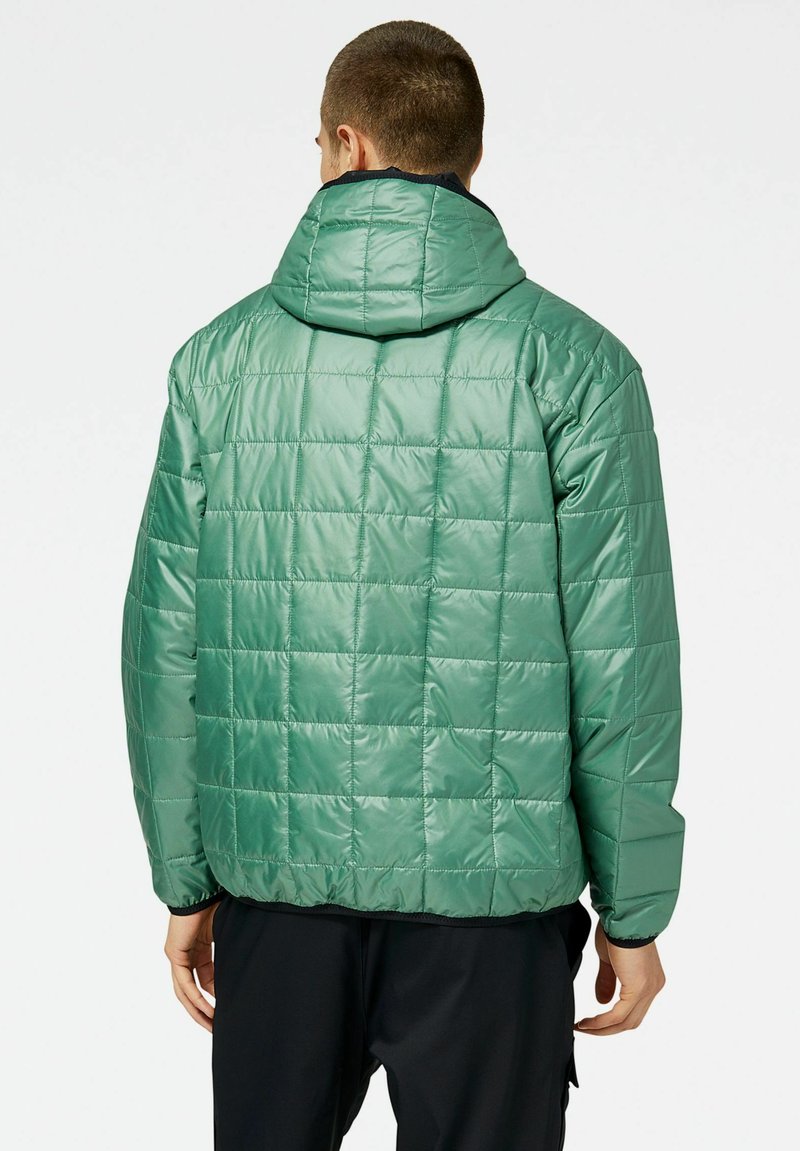 Grüne Pufferjacke mit Kapuze, die ein gestepptes Design und glänzende Textur aufweist. Der Saum und die Bündchen sind mit schwarzem Besatz versehen.